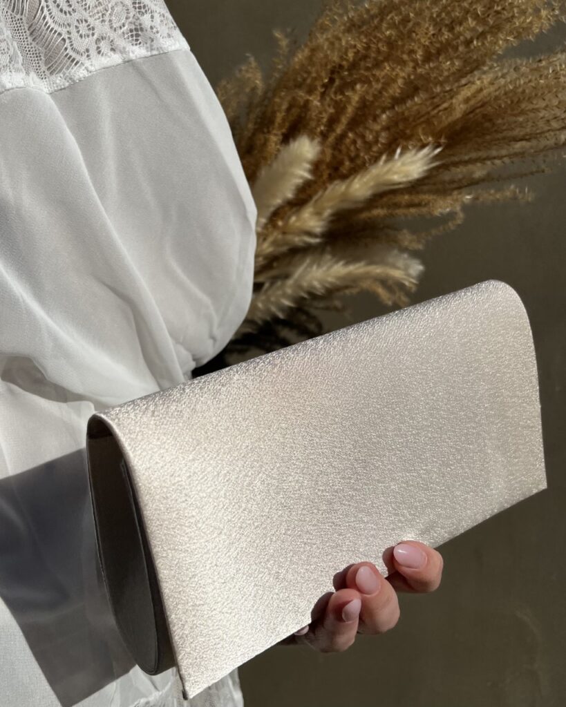 Klassisk hvid taske perfekt til bruden